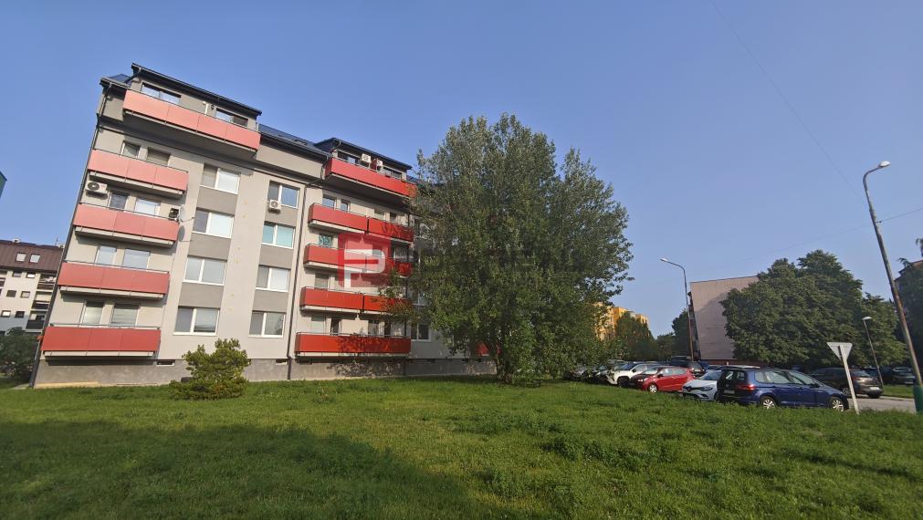 Na predaj 2 izbový byt v Pezinku s balkónom v novšej bytovke