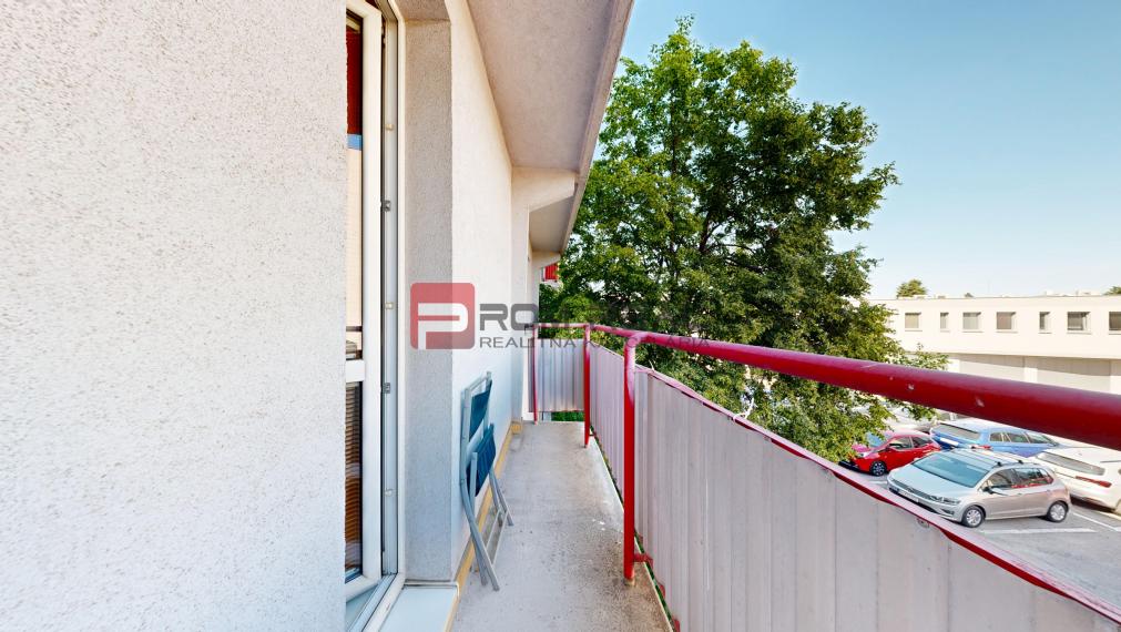 Prerobený 1 a pol izbový byt s balkónom pri POLUSE