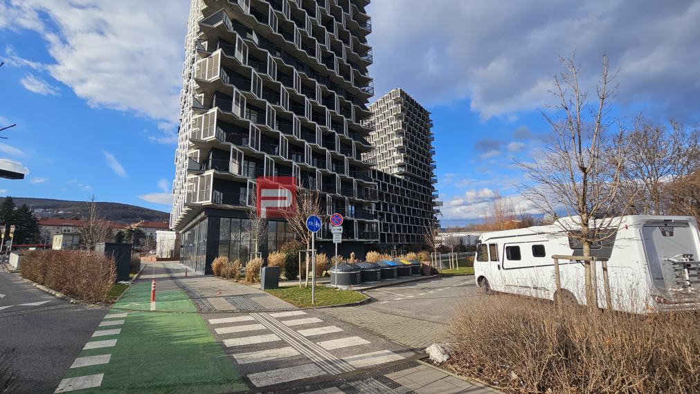 Na prenájom 2 izb. byt s parkovaním a veľkou terasou Guthaus