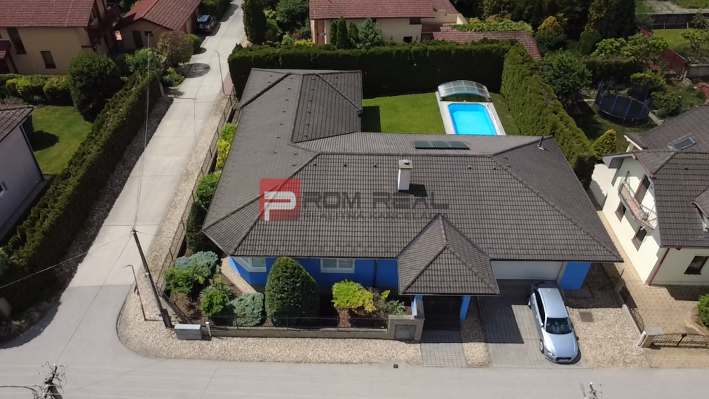 Na predaj priestranný 4i bungalov s bazénom a saunou v Dunajskej Lužnej