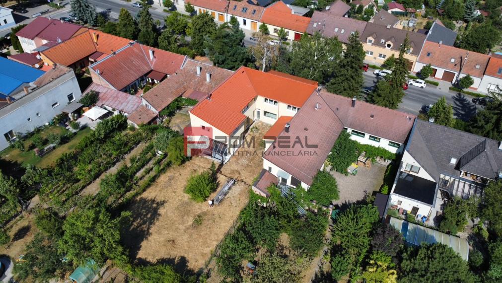 Veľkorysý rodinný dom po rekonštrukcii pri centre Modry