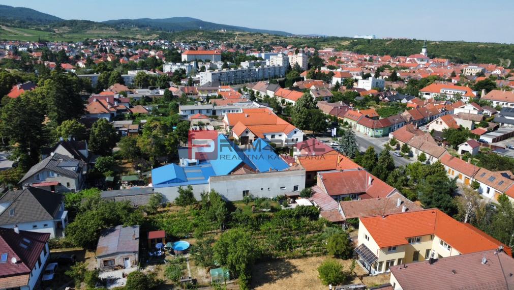 Veľkorysý rodinný dom po rekonštrukcii pri centre Modry