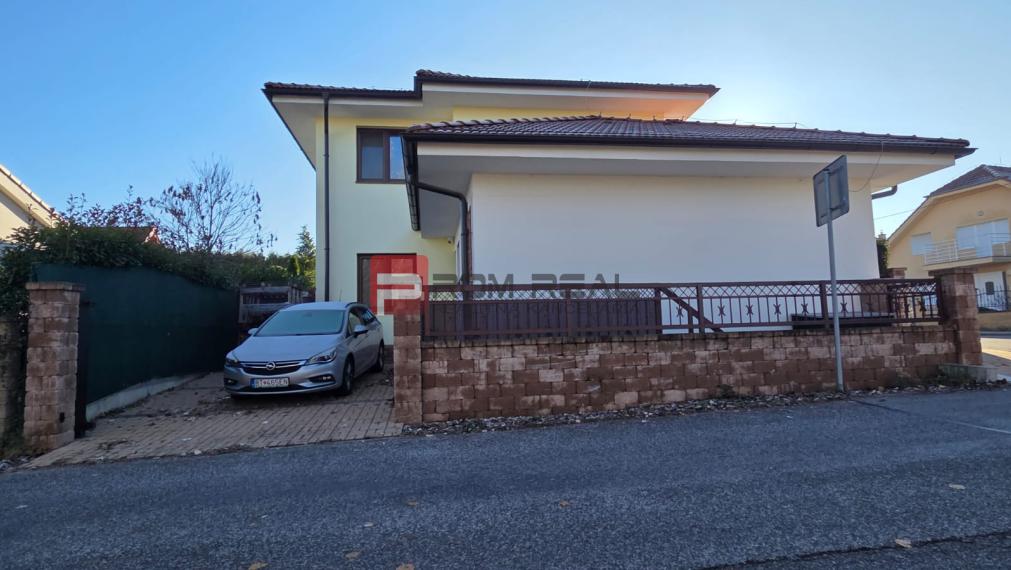 PRENÁJOM 5-izbový  RD 140 m2 Záhorská Bystrica