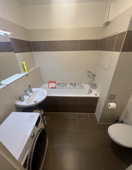 Priestranný 3-izbový byt s parkovacím miestom na prenájom | Nobelova ulica, Bratislava – Nové Mesto