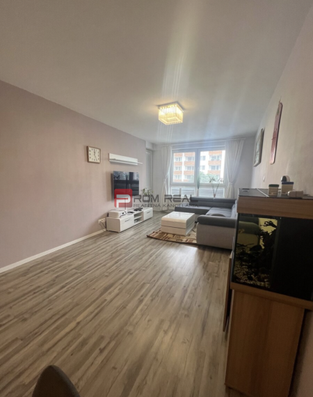 Priestranný 3-izbový byt s parkovacím miestom na prenájom | Nobelova ulica, Bratislava – Nové Mesto