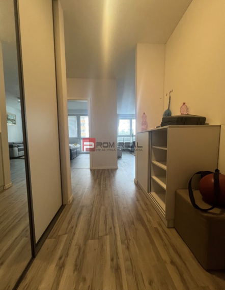 Priestranný 3-izbový byt s parkovacím miestom na prenájom | Nobelova ulica, Bratislava – Nové Mesto