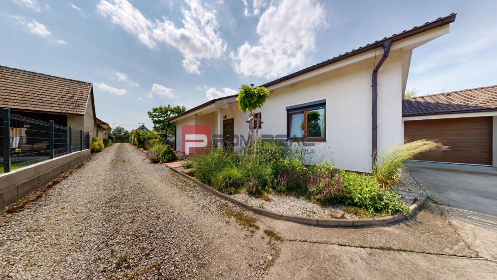 Moderný 4-izbový bungalov v Hrubom Šúre – nízke náklady, bazén, garáž