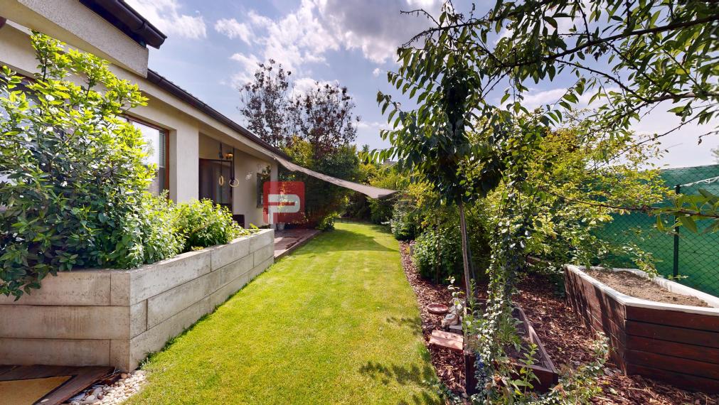Moderný 4-izbový bungalov v Hrubom Šúre – nízke náklady, bazén, garáž