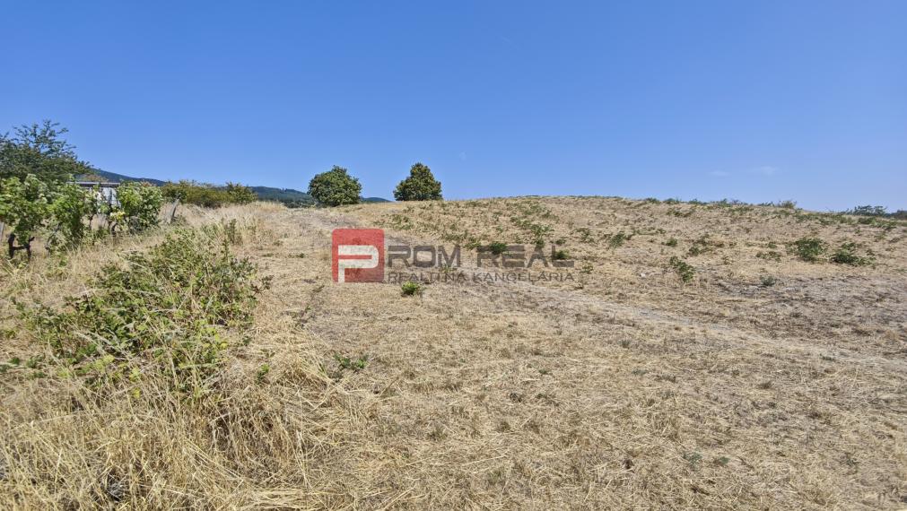 Pozemok Modra - 3772 m2 s prípojkami a cestou