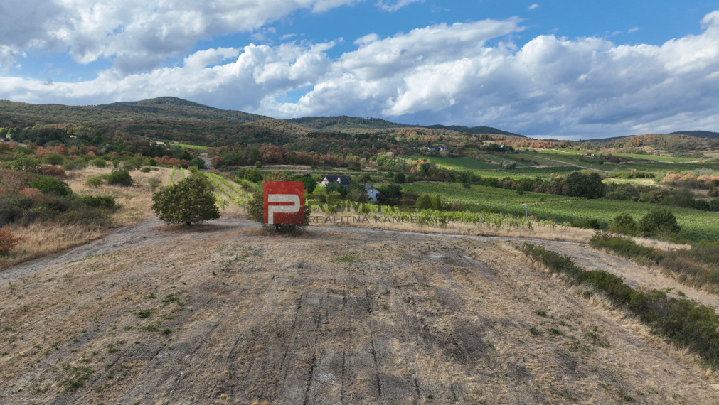 Pozemok Modra - 3772 m2 s prípojkami a cestou