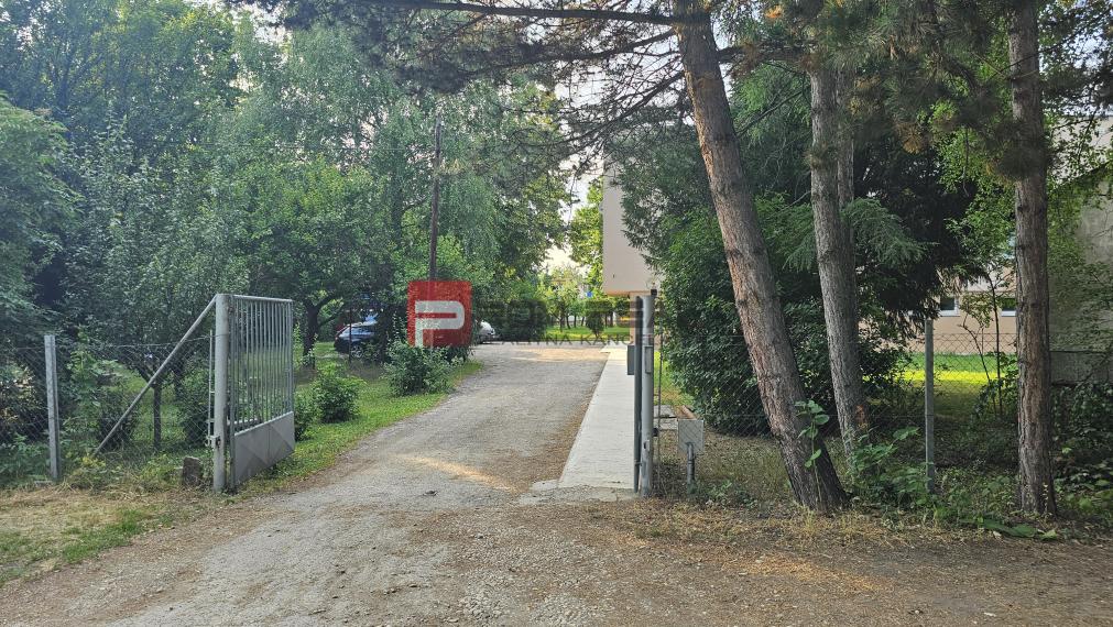 Na prenájom veľký 4 izbový byt s parkovaním Pezinok