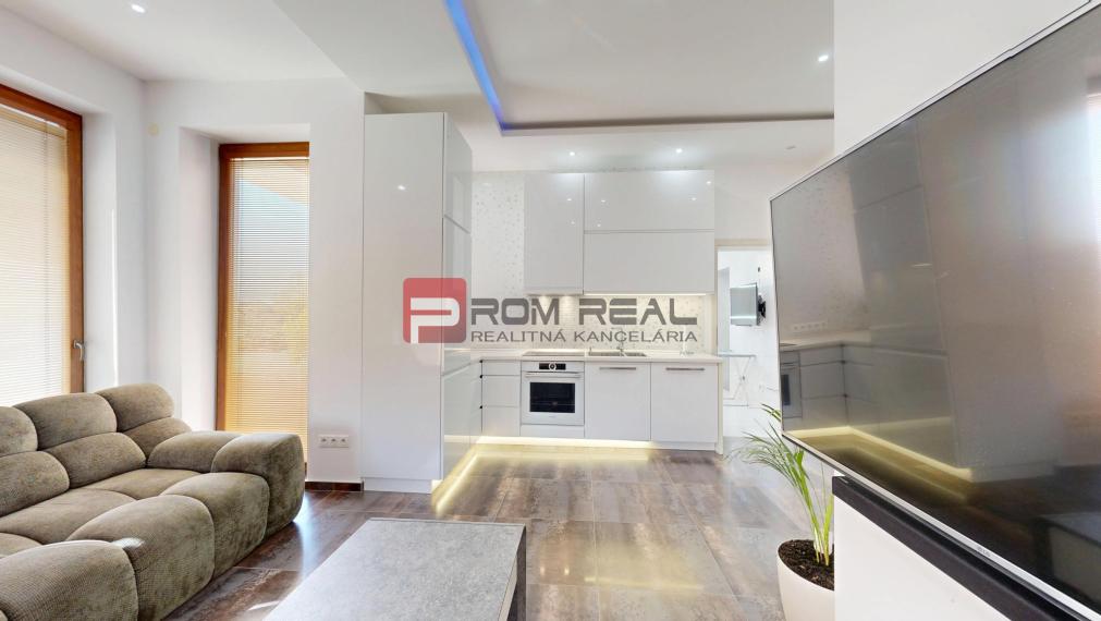 6i DVOJGENERAČNÝ DOM PO REKONŠTRUKCII S VEĽKÝM POZEMKOM A SMARTHOME – ŇÁRAD
