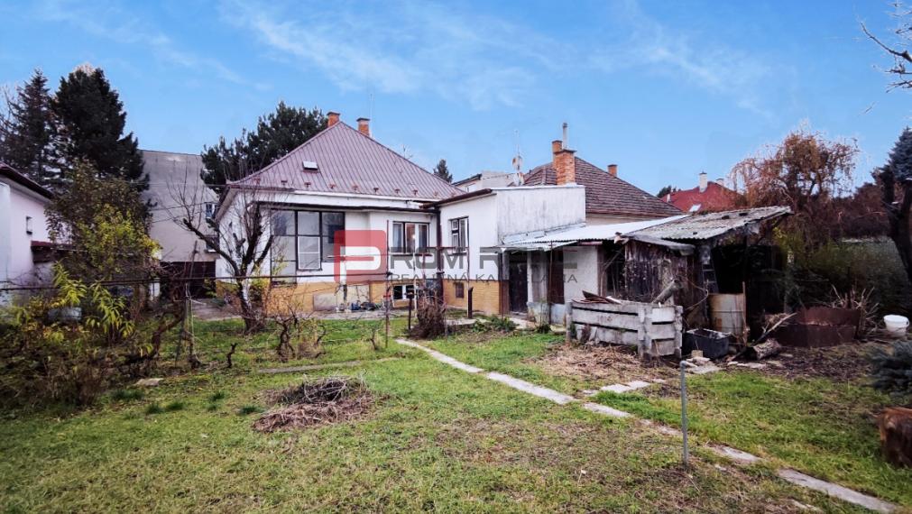 Rodinný dom so záhradou, zateplený, nová strecha, Piešťany