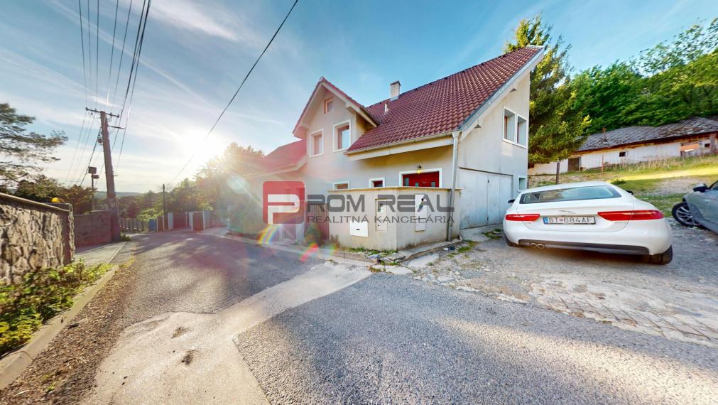 Viacgeneračný RD pod lesom v Borinke | 3 samostatné byty | Ideálny na bývanie aj investíciu
