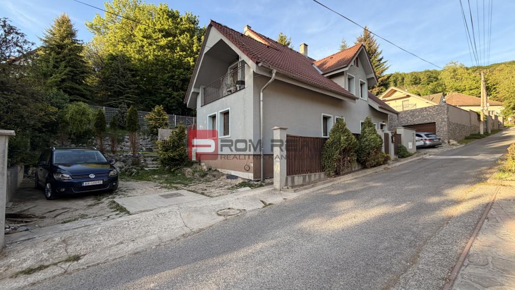 Viacgeneračný RD pod lesom v Borinke | 3 samostatné byty | Ideálny na bývanie aj investíciu