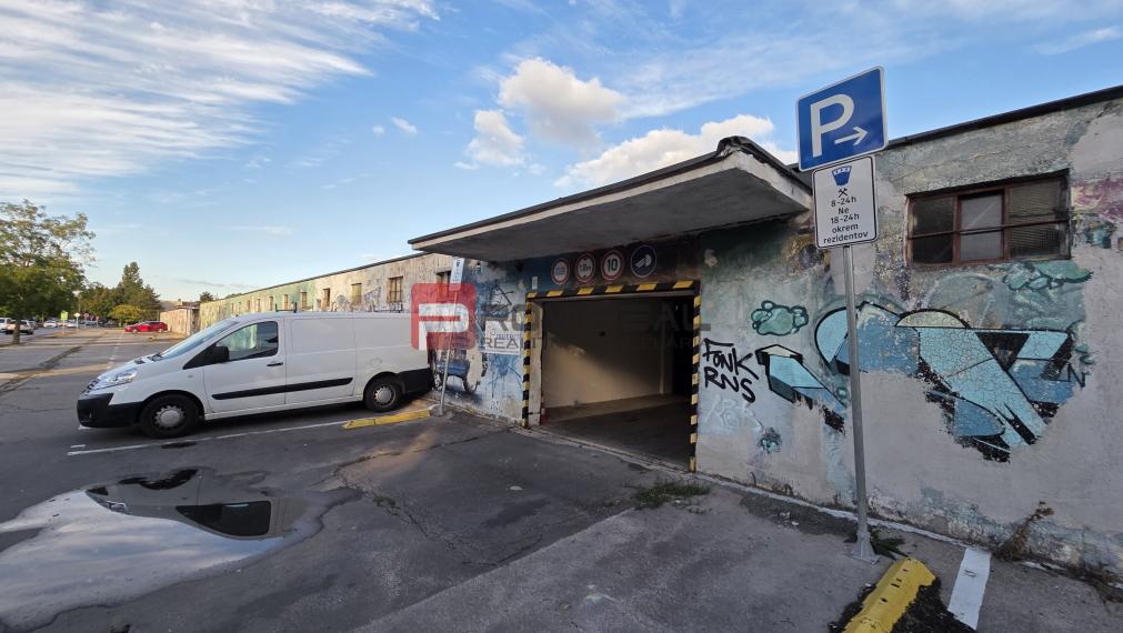 Na predaj garáž Pionierska s elektrickou garážovou bránou
