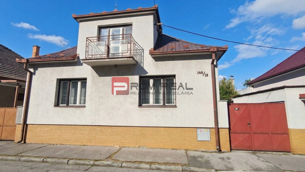 Rodinný dom so záhradou, zateplený, nová strecha, Piešťany
