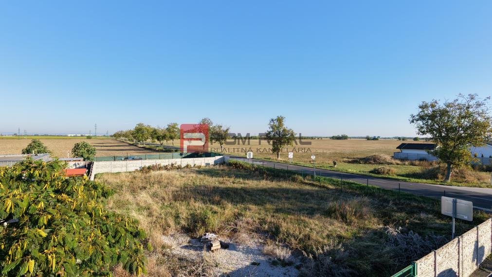 NA PREDAJ STAVEBNÝ POZEMOK 739 m² – KOŠÚTY