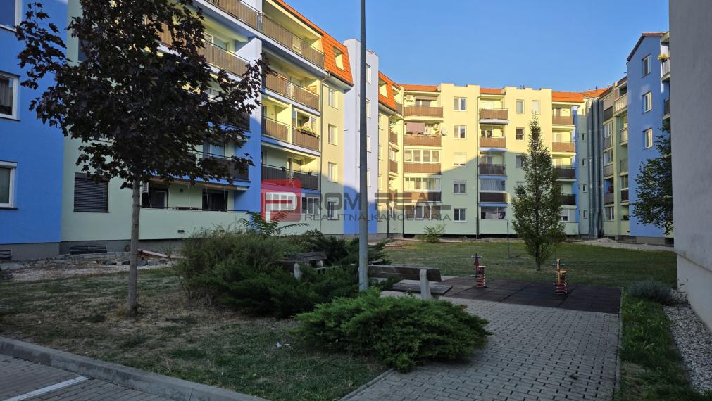 Na predaj veľkometrážny 4 izbový byt Pezinok Muškát