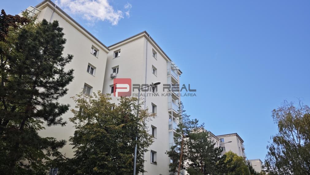 PRENÁJOM 2 izbový byt s balkónom v CENTRUM Pezinok Zahradná