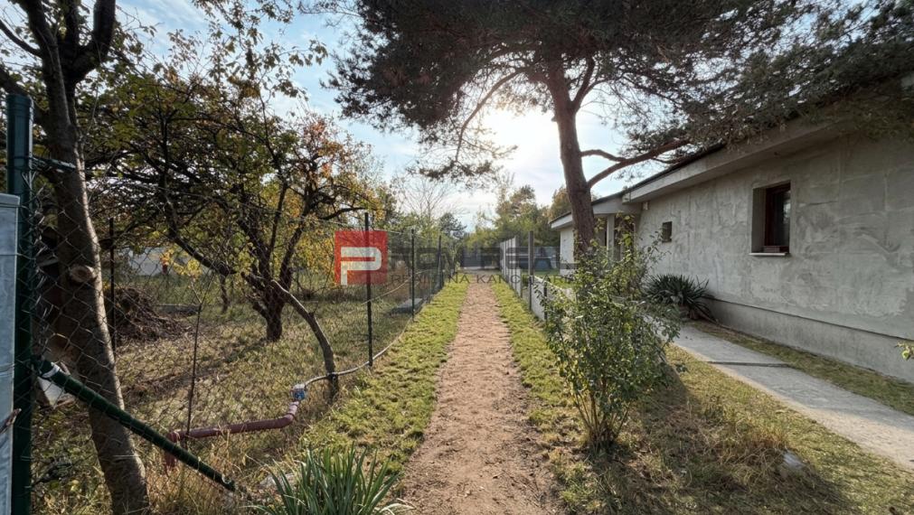Na predaj: Slnečná záhrada 396 m² s chatkou – Bratislava, Rača (Žabí majer)