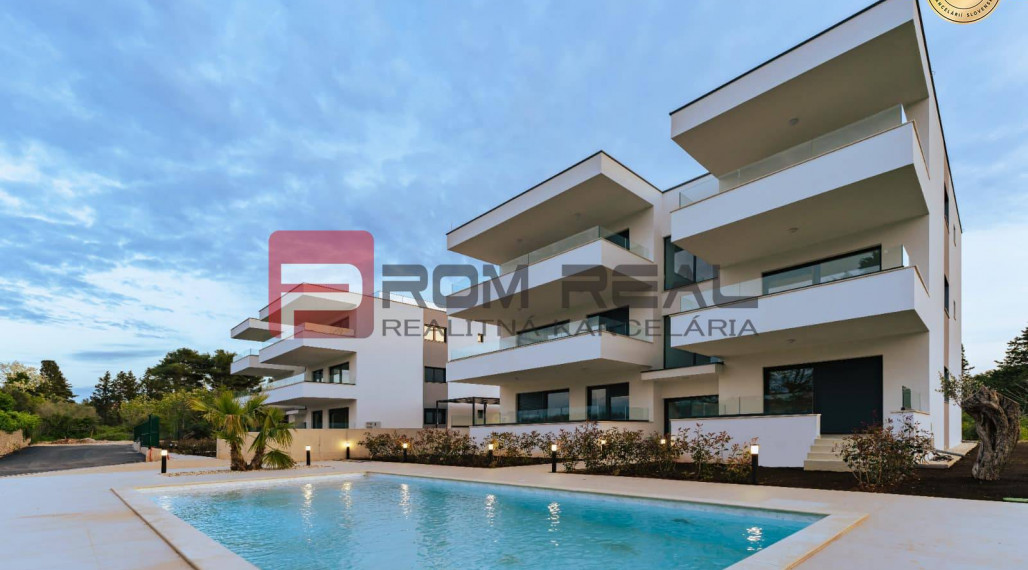 Nový kompletne zariadený 3-izbový apartmán s parkingom v Chorvátsku!