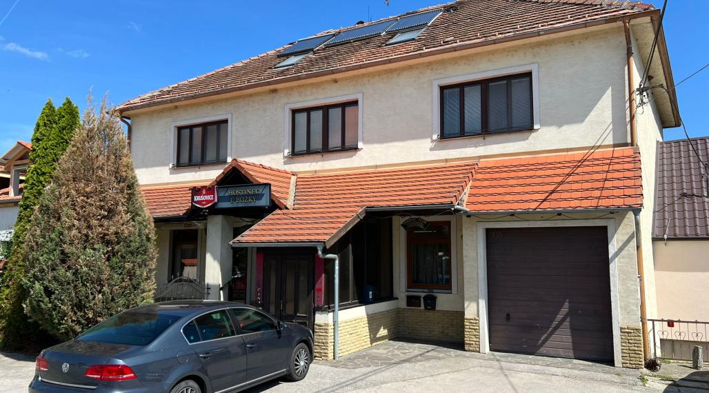 Zabehnutý penzión s reštauráciou a luxusným bytom