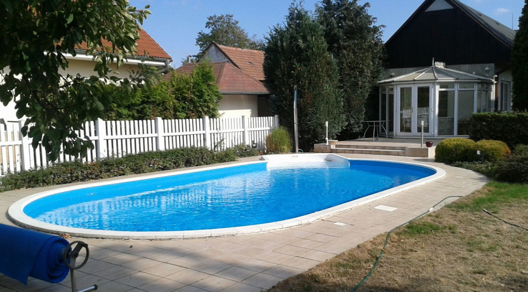 PREDAJ Rodinný dom s bazénom, potenciálom a 10 árovým pozemkom v dobrej lokalite Podunajské Biskupice