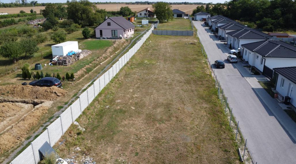 Stavebný pozemok so stavebným povolením a projektom na dvojdom