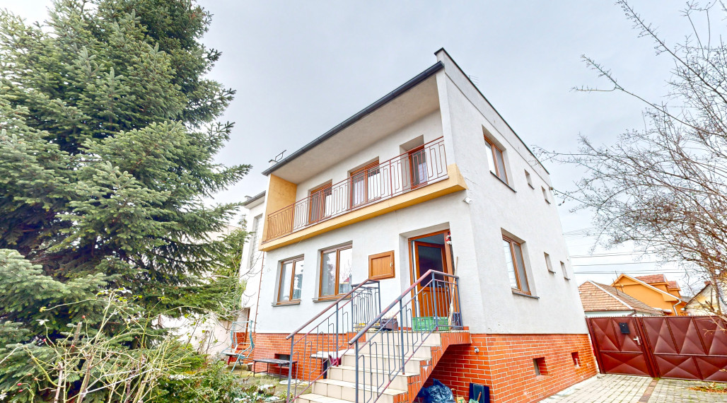 REZERVOVANÉ veľkého rodinného domu v centre Pezinka