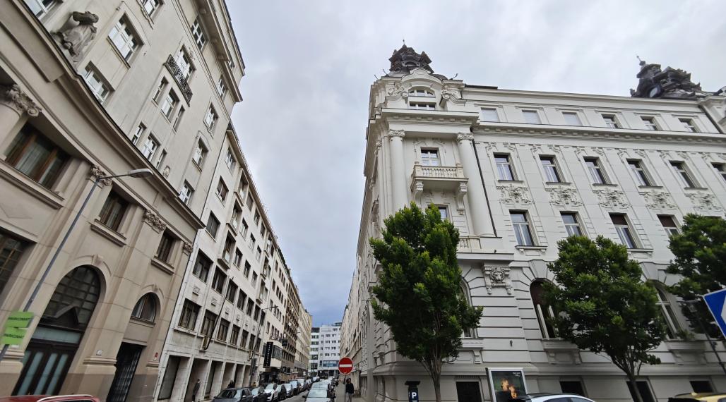 Na PREDAJ byt rozdelený na dve bytové jednotky Staré Mesto