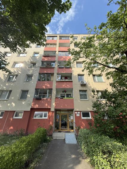 Pre konkrétneho klienta hľadám 4 izbový byt v Petržalke.