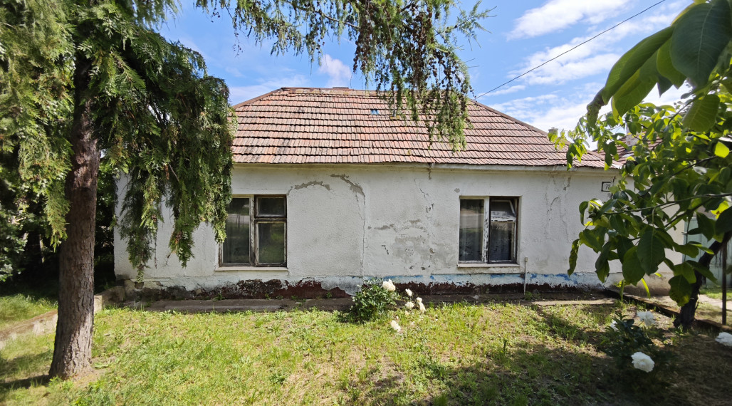 Na PREDAJ veľkorysý pozemok so starším domom v obci Dolné Orešany