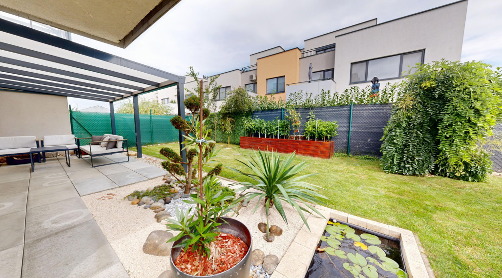 REZERVOVANÉ - Predaj dizajnového 3-izb.bytu s upravenou záhradou a 2 parkovacími miestami vo Hviezdoslavove