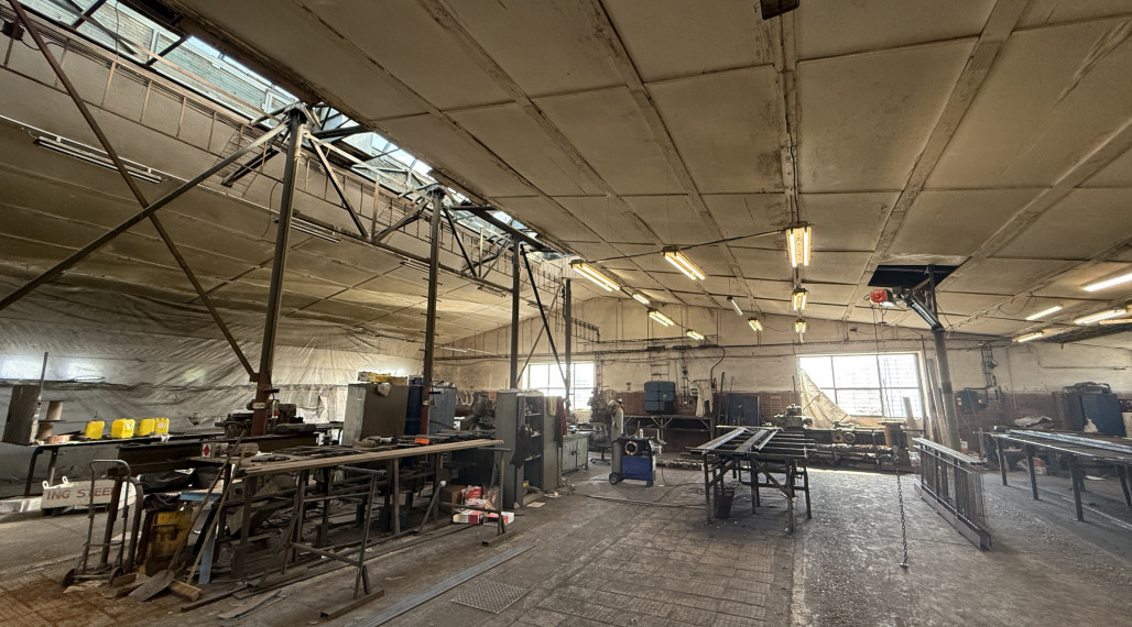 PRENÁJOM Priestranný sklad BÁHOŇ 1800 m2 + Zázemie 200 m2