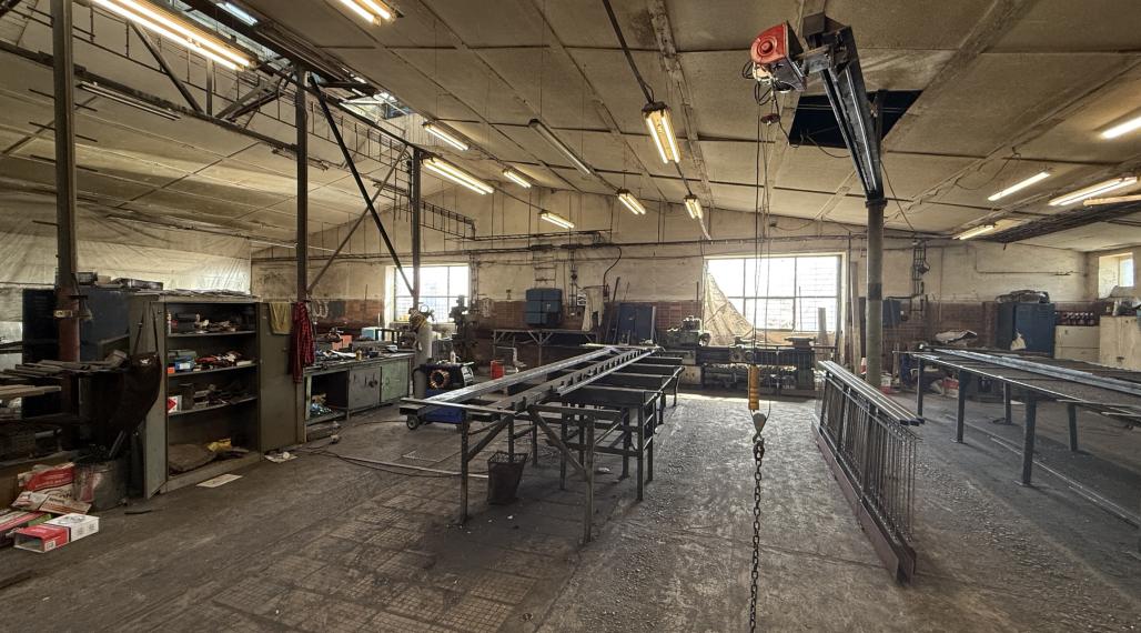 PRENÁJOM Priestranný sklad BÁHOŇ 1800 m2 + Zázemie 200 m2