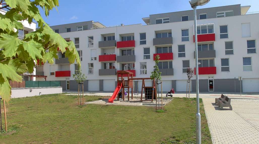 Na PRENÁJOM 2 izbový byt s balkónom a parkovacím miestom priamo pred vchodom, na sídlisku Muškát - Pezinok