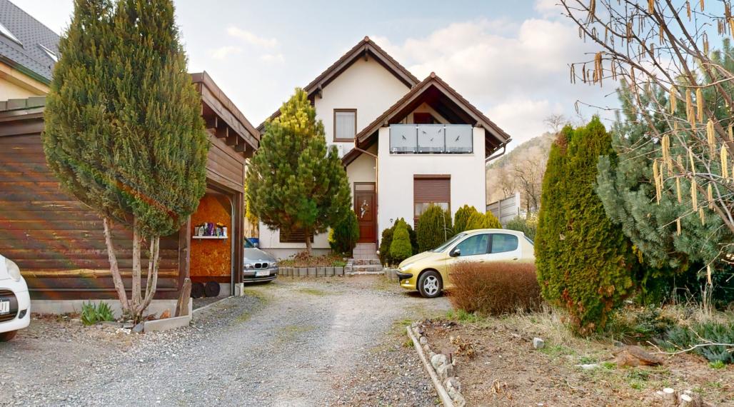 Na PREDAJ dvojpodlažný 6 izbový rodinný dom vo výbornej lokalite - Smolenice