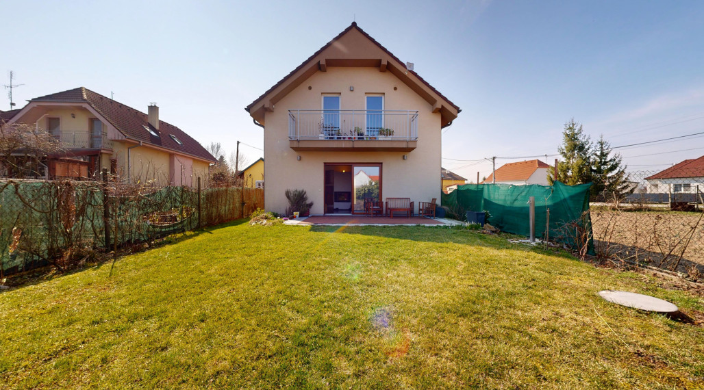 Na PREDAJ dvojpodlažný 5 izbový rodinný dom v obci Šenkvice