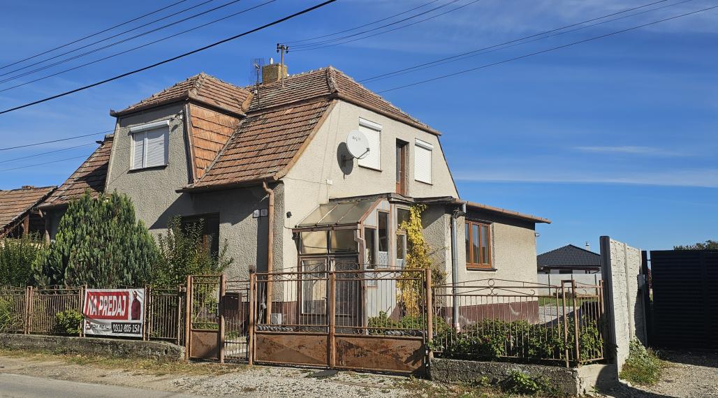 Na predaj rodinný dom Slovenský Grob, pivnica, pozemok 830m2