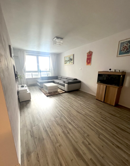Priestranný 3-izbový byt s parkovacím miestom na prenájom | Nobelova ulica, Bratislava – Nové Mesto