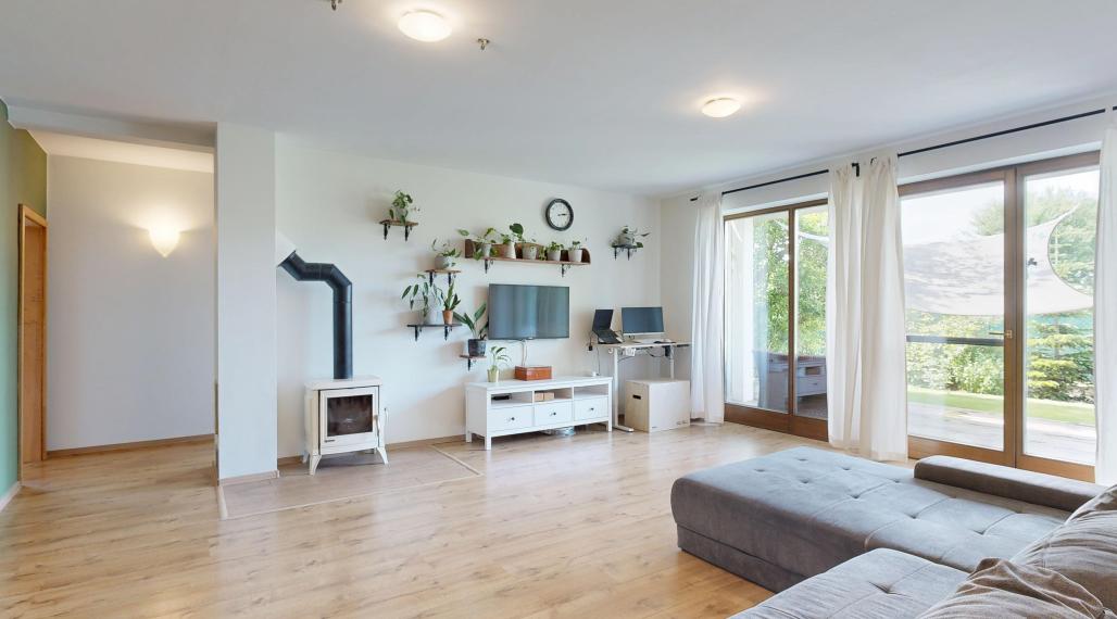 Moderný 4-izbový bungalov v Hrubom Šúre – nízke náklady, bazén, garáž