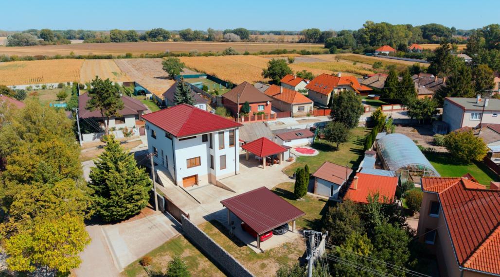 6i DVOJGENERAČNÝ DOM PO REKONŠTRUKCII S VEĽKÝM POZEMKOM A SMARTHOME – ŇÁRAD