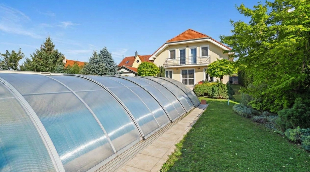 Na predaj: Luxusný 5-izbový rodinný dom s bazénom, saunou a dvojgarážou – Viničné (pozemok 1 316 m²)