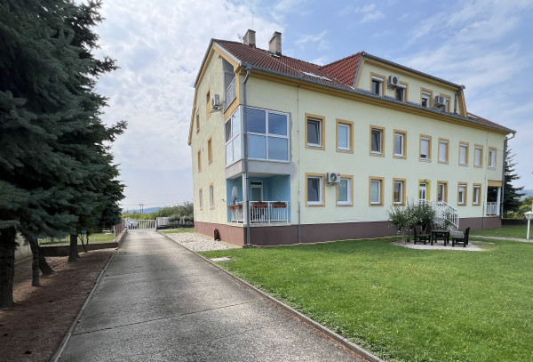 Na PREDAJ veľkometrážny 5 izbový mezonetový byt v obci Vinosady s GARÁŽOU a saunou. Cena podložena znalecký k posudkom