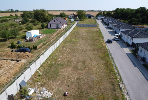 Stavebný pozemok so stavebným povolením a projektom na dvojdom