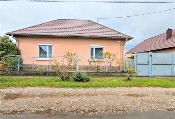PREDANÉ, zachovalý RD s veľkou záhradou, Tvrdošovce