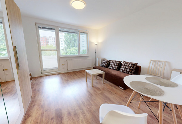 NA PRENÁJOM priestranná garsónka s balkónom v Petržalke