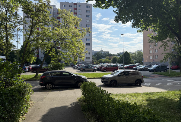 Pre konkrétneho klienta hľadám 4 izbový byt v Petržalke.
