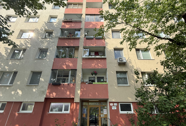 Pre konkrétneho klienta hľadám 4 izbový byt v Petržalke.